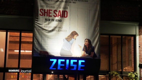 Ein Banner zum Film "She Said" über dem Eingang des Zeise Kinos © Screenshot 