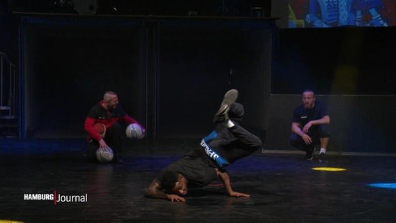 Eine Breakdance Performance des Weihnachtszirkus bei einem Handstand © Screenshot 