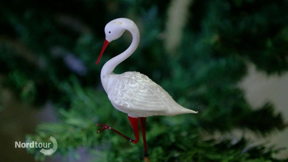 Ein weißer Storch als Christbaumschmuck. © Screenshot 