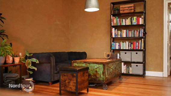Ein Innenraum mit Möbeln im Industriedesign. © Screenshot 
