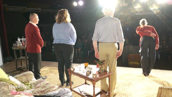 Vier Menschen auf einer Bühne während des Applauses. © Screenshot 
