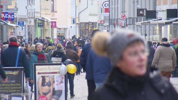 Viele Menschen laufen durch die Stralsunder Straßen, vorbei an den Geschäften. © Screenshot 
