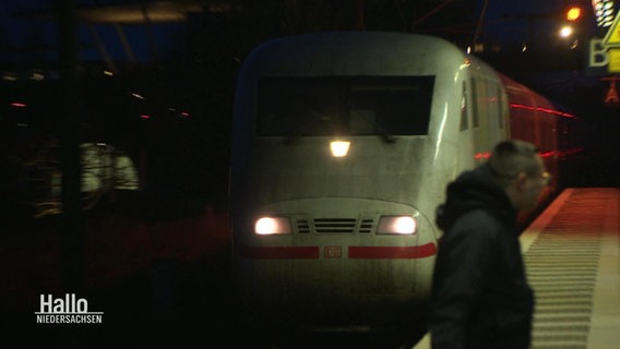 Ein ICE verlässt einen Bahnhof. © Screenshot 