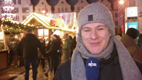 Reporter Dennis Möllenhauer auf dem Weihnachtsmarkt. © Screenshot 