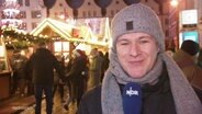 Reporter Dennis Möllenhauer auf dem Weihnachtsmarkt. © Screenshot 