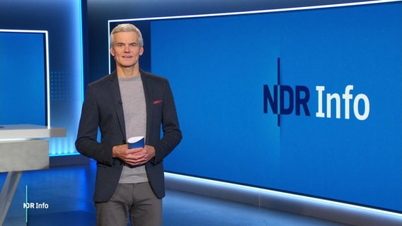 Thorsten Schröder moderiert NDR Info. © Screenshot 