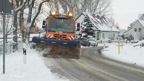 Ein Räumfahrzeug räumt Schnee von einer Straße. © Screenshot 
