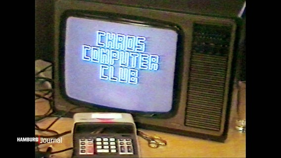 Ein alter Röhrenfernseher - auf der Mattscheibe ist in Großbuchstaben zu lesen: CHAOS COMPUTER CLUB. © Screenshot 