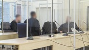 Angeklagte sitzen in einem Gerichtssaal © Screenshot 