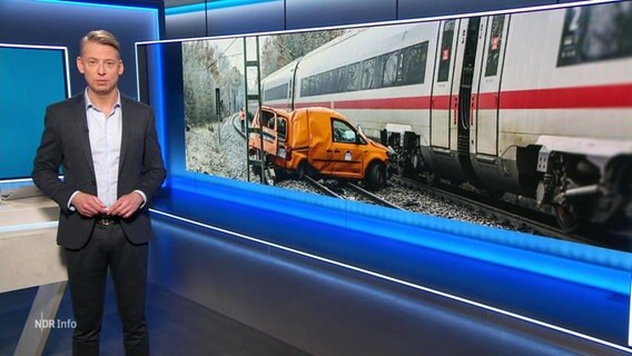 Reporter André Schünke moderiert NDR Info. © Screenshot 
