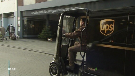 Ein Mann fährt mit einem E-Lieferfahrrad auf einer Straße. © Screenshot 