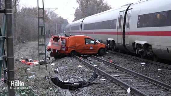Demoliertes Auto am Unfallort bei einem Zugunglück in Rönneburg. © Screenshot 