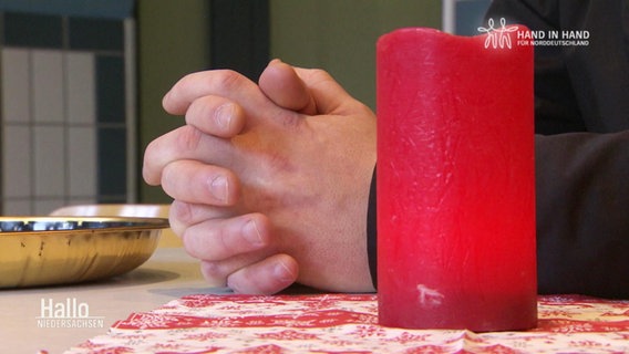 Nahaufnahme von verschränkten Händen im Mehrgenerationenhaus Hann. Münden. © Screenshot 