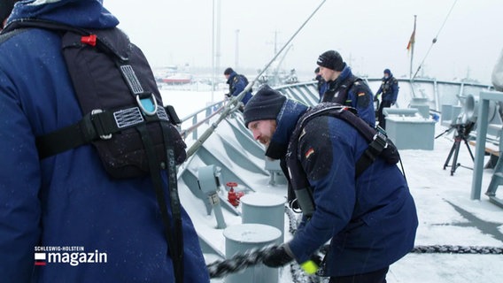 Während eines leichten Schneesturms sind die Soldat:innen an Bord des Tenders "Mosel" im Einsatz. © Screenshot 