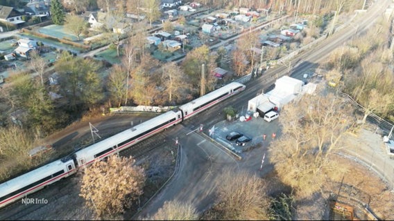 Weitaufnahme eines, auf Grund eines Unfalls, steckengebliebenen Zug. © Screenshot 