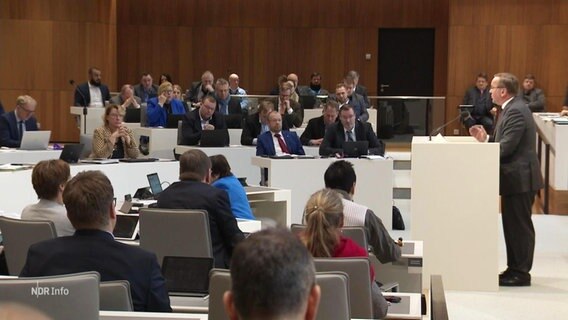 Abgeordnete bei einer Debatte im Landtag. © Screenshot 