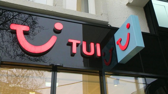 Auf der Außenfassade eines Reisebüros steht der Schriftzug "Tui" neben dem Logo. © Screenshot 