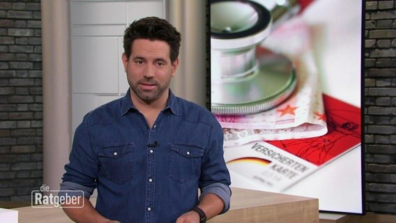 Der Moderator steht im Studio. © Screenshot 