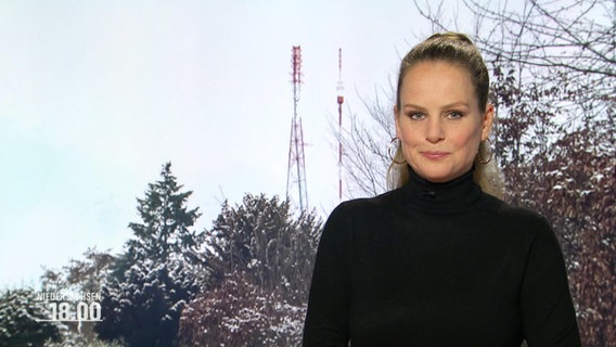 Tina Hermes moderiert "Niedersachsen 18.00". Der Ausschnitt zeigt sie bis zur Brust. Sie trägt einen schwarzen Rollkragenpullover. © Screenshot 