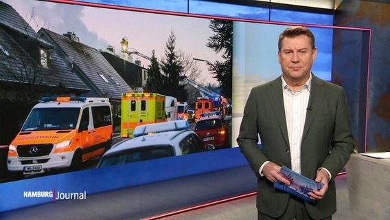 Jens Riewa moderiert das Hamburg Journal um 19:30 Uhr. Er trägt einen grauen Anzug und blickt ernst in die Kamera. Im Hintergrund ist ein Bild von einem Feuerwehreinsatz in Niendorf zu sehen. © Screenshot 