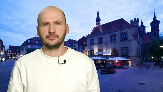 Ein NDR Reporter im Interview, im Hintergrund das Göttinger Rathaus. © Screenshot 