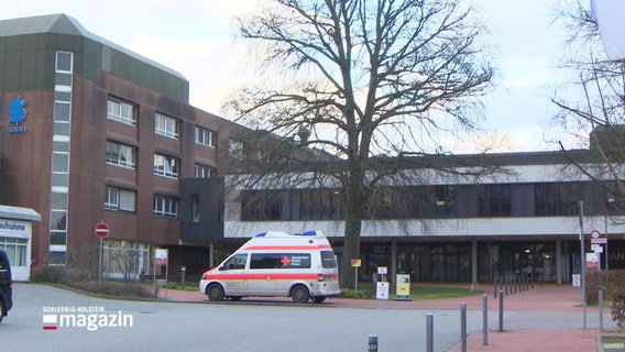 Das Foto zeigt ein Gebäude der Sana Kliniken in Lübeck. Davor parkt ein Krankenwagen. © Screenshot 