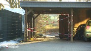 Der Ort des Leichenfundes, ein Carpot in Mölln, ist mit Polizeiband abgesperrt. © Screenshot 