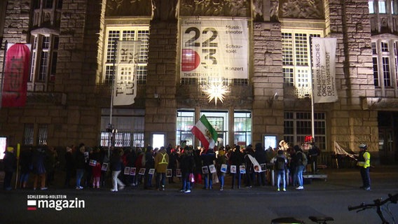 Ein Foto der Demonstration vor dem Theater in Lübeck. © Screenshot 