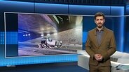 Daniel Anibal Bröckenhoff moderiert NDR Info um 21:45 Uhr. Er trägt einen olivgrünen Anzug. Im Hintergrund ist ein Foto eines Verkehrsunfalls in Lehrte zu sehen. © Screenshot 