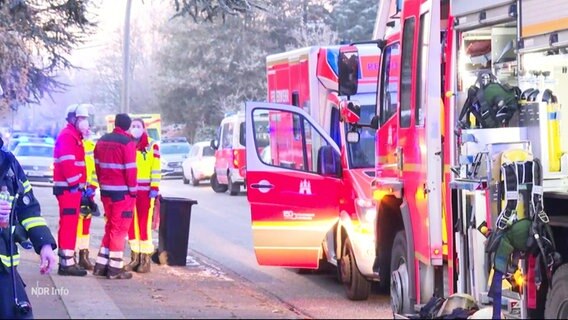 Das Foto zeigt mehrere Hilfskräfte und Fahrzeuge der Feuerwehr in Niendorf. © Screenshot 