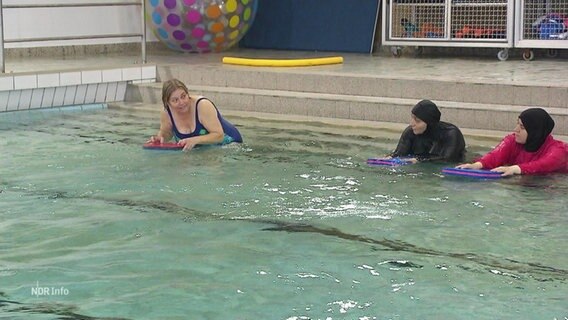 Drei Frauen lernen Schwimmen in einem Schwimmbad. © Screenshot 