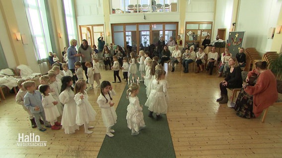 Kinder in weißen Kleiderin proben für das Luciafest. © Screenshot 
