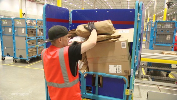 Amazon warehouse worker.  ©Screen shot 