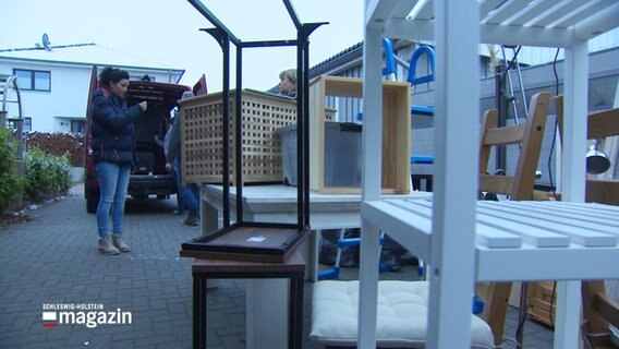 In einer Hofeinfahrt werden Möbel gesammelt. © Screenshot 