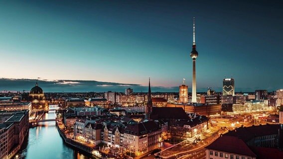 Skyline von Berlin bei Nacht. © Screenshot 