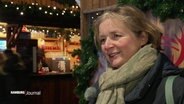 Eine Frau auf einem Weihnachtsmarkt spricht in die Kamera. © Screenshot 