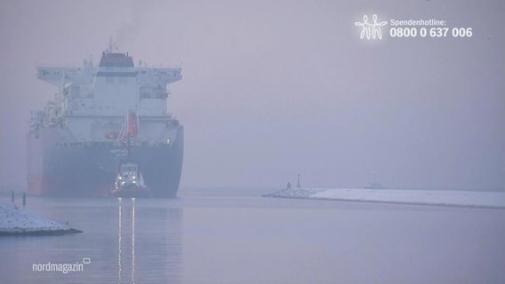 Ein großes Schiff im Nebel. © Screenshot 