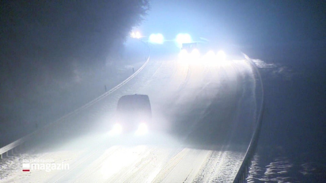 Eine zugeschneite Autobahn.