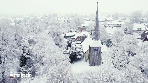 Eine Stadt ist mit Schnee bedeckt. © Screenshot 
