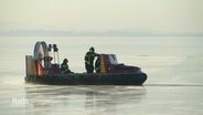Mitglieder der Freiwilligen Feuerwehr Steinhude üben Rettungsfahrten auf dem zugefrorenen Steinhuder Meer mit einem Luftkissenboot. © Screenshot 