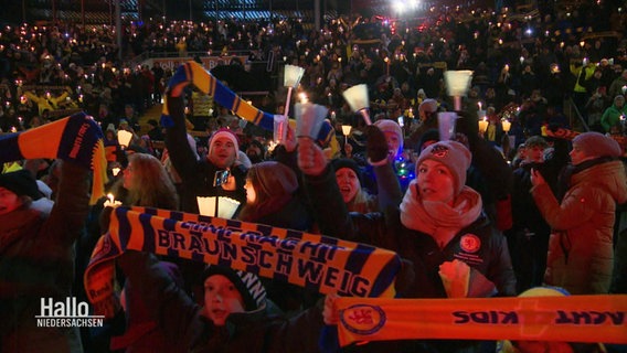 Rund 2.000 Menschen waren zum Weihnachtssingen im Stadion von Eintracht Braunschweig gekommen. © Screenshot 