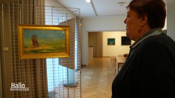 Erna van Scharrel betrachtet ein Gemälde im Kunsthaus in Leer. © Screenshot 