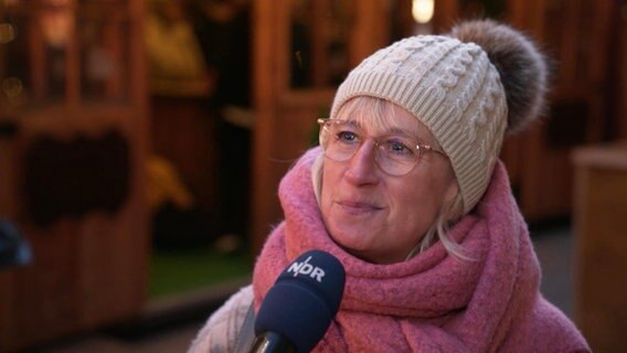 Eine Frau im Straßeninterview. © Screenshot 