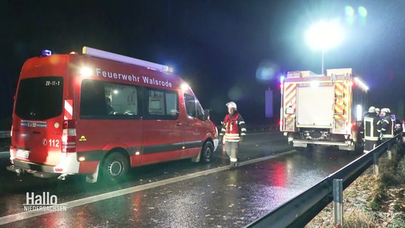 Ein Einsatzfahrzeug der Feuerwehr und ein Rettungswagen stehen bei Nacht auf dem Seitenstreifen einer Autobahn. © Screenshot 