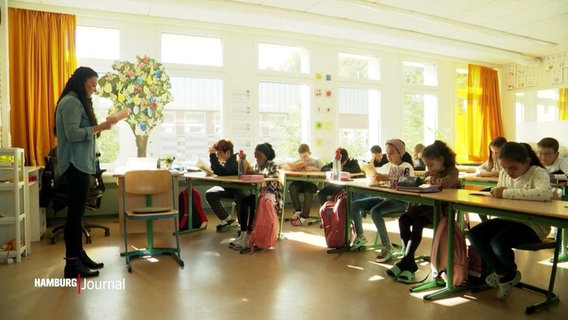 Schulkinder im Klassenraum während des Unterrichts. © Screenshot 