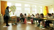 Schulkinder im Klassenraum während des Unterrichts. © Screenshot 
