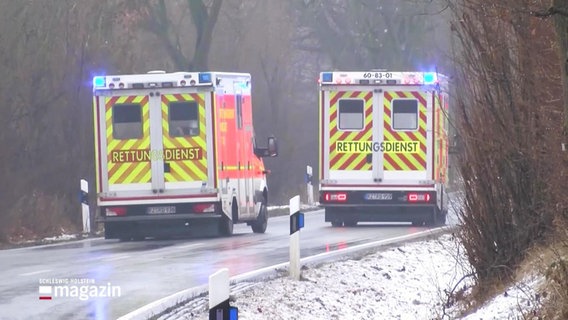 Zwei Krankenwagen fahren nebeneinander auf einer vereisten Landstraße. © Screenshot 