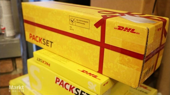 Gestapelte DHL-Pakete in einer Packstation. © Screenshot 