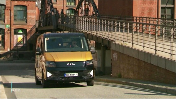 Mit Fahrer-besetztes MOIA fährt durch die Hamburger Speicherstadt. © Screenshot 