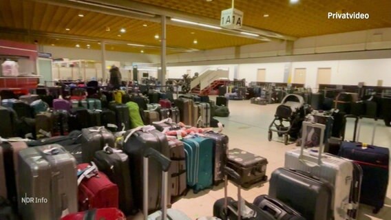 Nicht-abgeholte Koffer welche in einem Lager am hamburger Flughafen stehen © Screenshot 